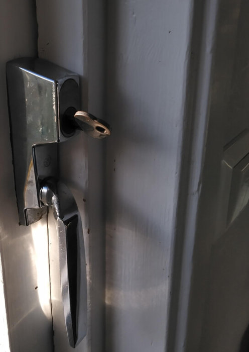 Altan-dörr med lås nära dörrkarmen i behov av elektronisk låsuppgradering.