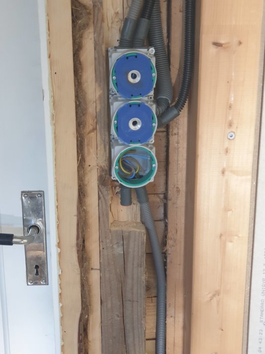 Installation av eluttag med öppen kabeldragning och dosor i en vägg under konstruktion.