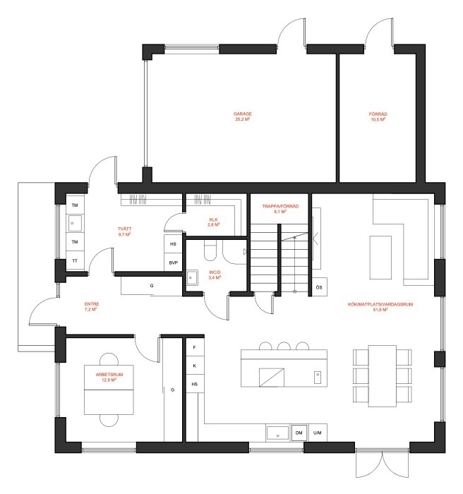 Svartvit planritning av enplanshus med integrerat garage, kök och vardagsrum i öppen planlösning, samt olika rum och entré markerade.