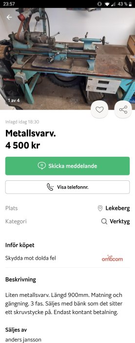 Begagnad liten metallsvärmaskin på arbetsbänk med verktygsdelar och elkabel.