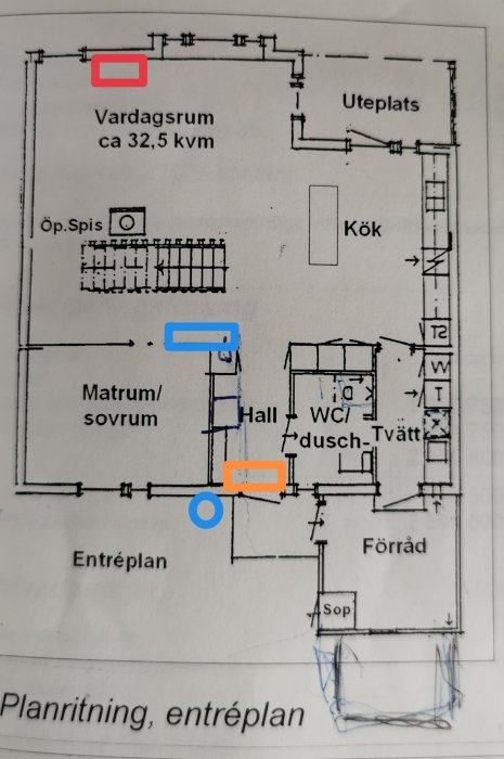 Husritning med föreslagna platser för en innedel, markerade med fyrkanter och en cirkel som visar utedelens position.