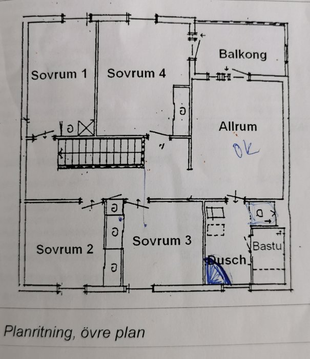 Ritning övervåning hem med markerade förslag på placering av innedel luftvärmepump i rött och blått.