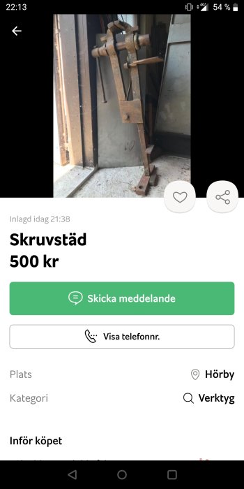 Begagnad skruvstäd i metall monterad på arbetsbänk, till salu för 500 kr.