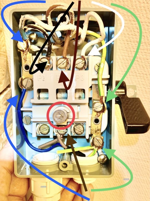 En öppen elektrisk strömbrytare med markerad lampa och överkryssade kablar.