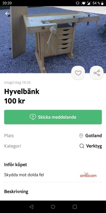 Trähyvelbänk med lådor och skruvstäd till salu, uppställd på grusunderlag.