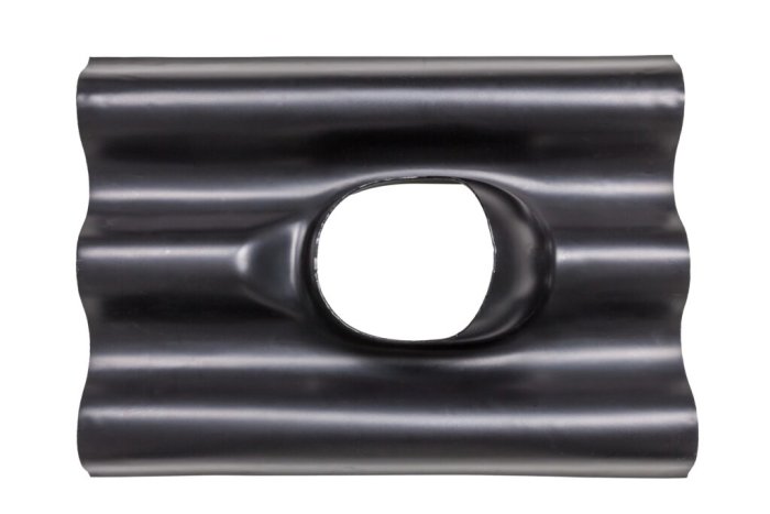 Svart takpanna för eternittak med förformad rund öppning för ventilation eller avloppsgenomföring.