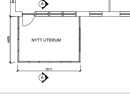 Ritning av planerat uterum med måttangivelser, anslutet till huset nära en carport.