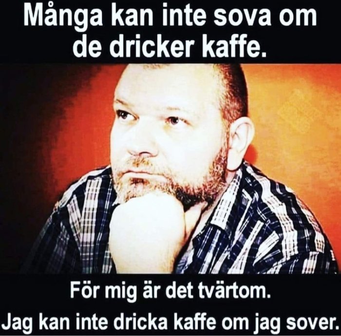 Man i ruta skjorta ser fundersam ut, text om kopplingen mellan kaffe och sömn.