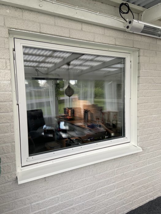 Nymålat fönster med nya plåtar och bleck installerade runtom på en husfasad.