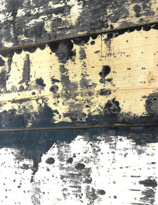 Närbild av fasad med falsad panel där man ser ojämna mellanrum mellan brädorna, markerade som luftningsgap.