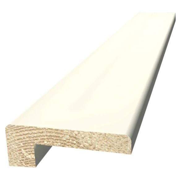 Vitmålat klackfoder i trä som används runt dörrar och fönster, visar både framsidan och snittet.