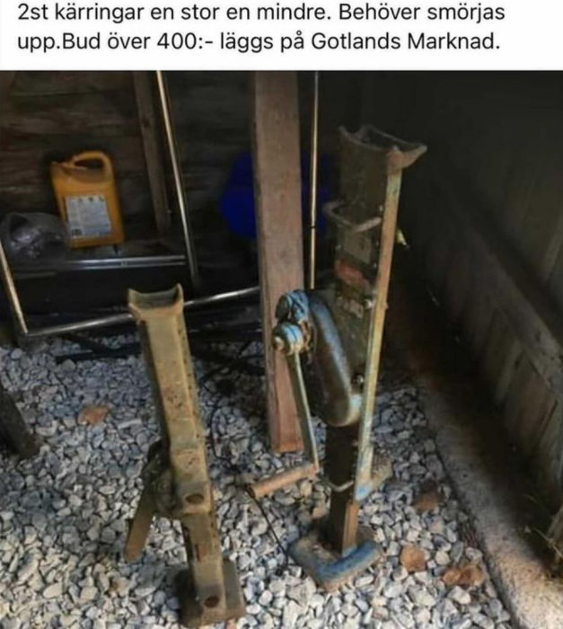 Två byggnadsställningar av olika storlekar på grusunderlag, i behov av smörjning, till salu.