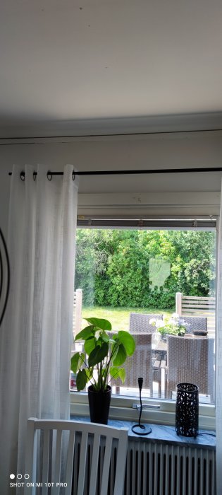 Utrymme mellan fönster och tak i gammalt hus för montering av tilluftsventiler.