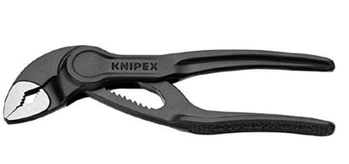 Svart KNIPEX polygriptång i öppet tillstånd på vit bakgrund.