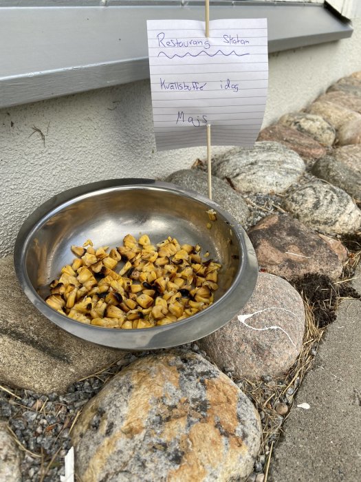 Skål med majskärnor bredvid en handskriven skylt med texten "Restaurang Skatan, Kvällsbuffé idag: Majs".