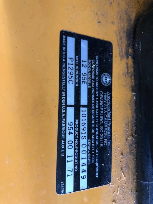 Infotavla på maskin med tillverkningsinformation, inklusive modellnummer P12-956 och datumkod 11/95.