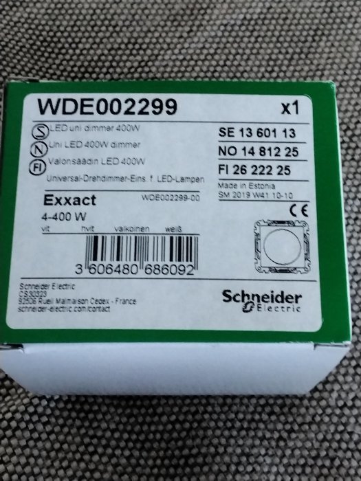 Förpackning av Schneider Electrics Exxact LED-dimmer 400W som diskuteras för användning i badrum.