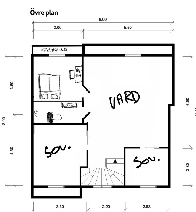 Handritad planritning av övre våningsplan med möblering i sovrum och vardagsrum.