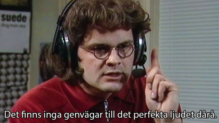 Person i studio med hörlurar lyfter ett finger, text "Det finns inga genvägar till det perfekta ljudet därå".