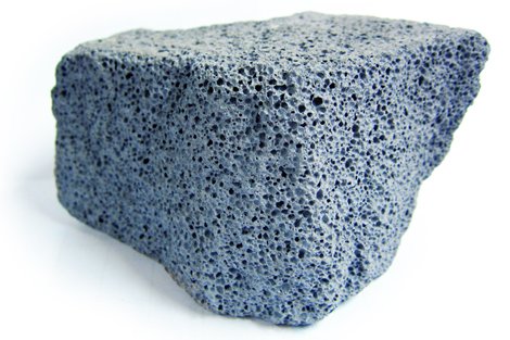 Nahaufnahme eines porösen blauen Schwammsteins auf weißem Hintergrund.