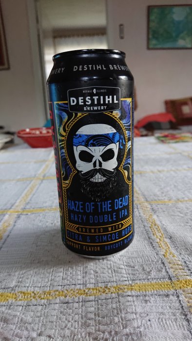 Burk av DESTIHL Brewery Haze of the Dead Hazy Double IPA på ett bord med färgglad etikett och dödskalle-motiv.