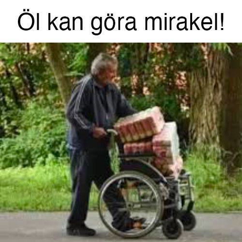 Äldre person använder rullstol för att transportera flera backar med öl, med texten "Öl kan göra mirakel!