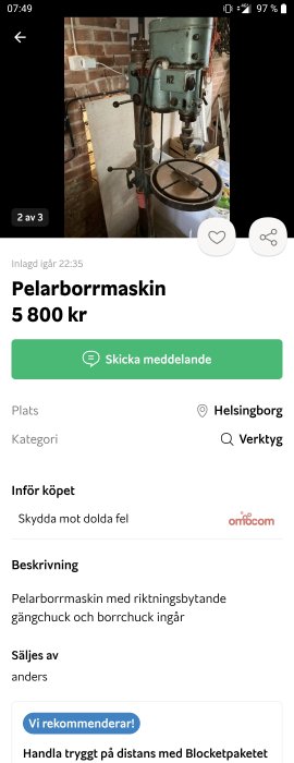 Pelarborrmaskin i ett arbetsrum med tegelvägg i bakgrunden.