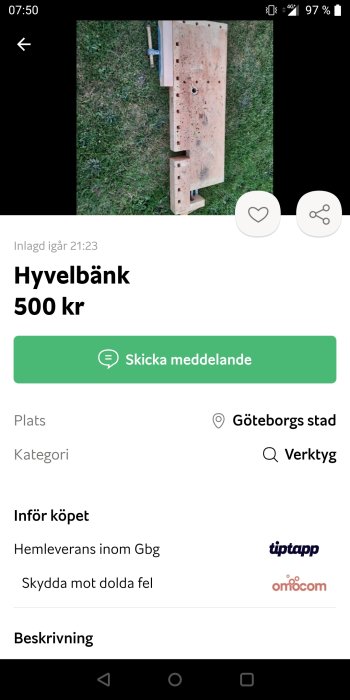 Trähyvelbänk med svängbart skruvstycke placerad på gräs, sedd uppifrån.