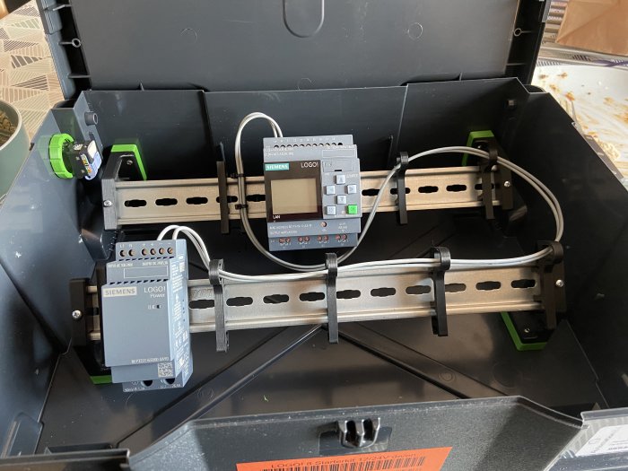 Prototyp av PLC-trainingsenhet med adapter för modularjack och ett nytt kabelorganiseringssystem längs en DIN-skena.