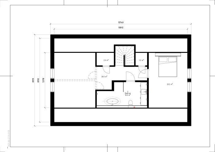 Svartvit planritning av en övervåning med master bedroom, kontor, stort badrum och förvaringsutrymmen.