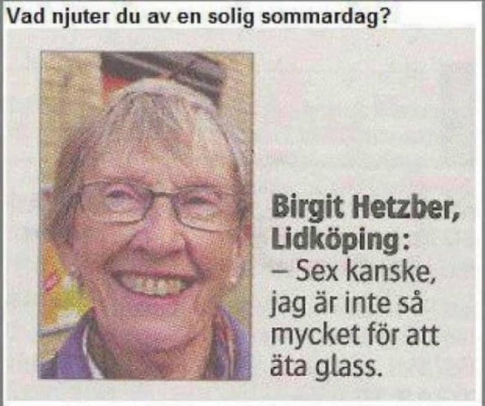 Leende äldre kvinna i intervju om vad hon njuter av en solig sommardag.