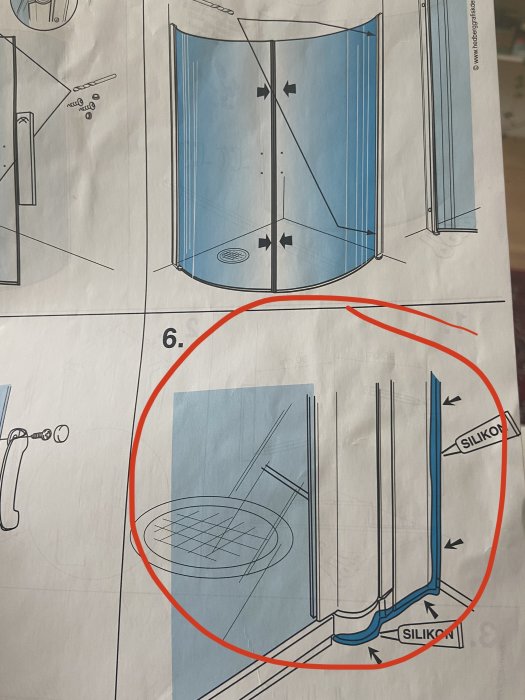 Monteringsanvisning för duschvägg som visar silikon applicerat på utsidan av skarven mellan vägg och glas.