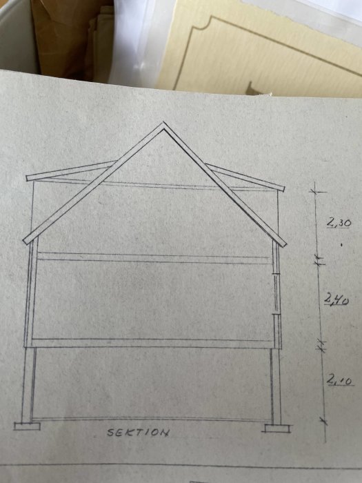 Teknisk ritning av en hussektion med dimensioner, där den övre delen visar en öppen struktur.