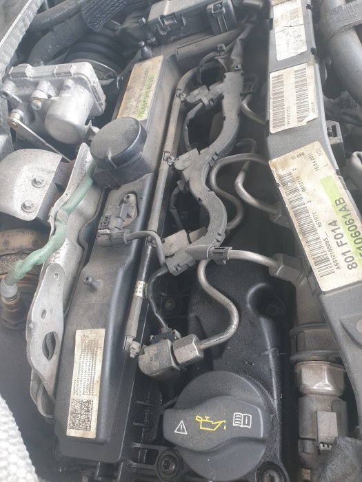 Motorrum med fokus på dieselspridare och rör i en bil, potentiellt för felsökning.