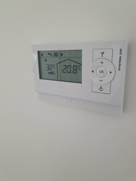Digital termostat från Viessmann på vägg visar inomhustemperatur på 20,8°C och utomhustemperatur på 32°C.