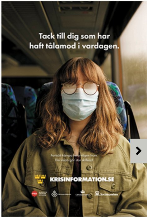 Person med munskydd sitter på buss, text tackar för tålamod under pandemi, kampanj från Krisinformation.se.