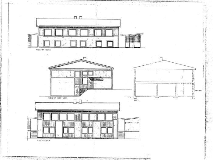 Arkitektoniska ritningar av ett tvåvåningshus från olika vyer, inklusive sektion och fasader.