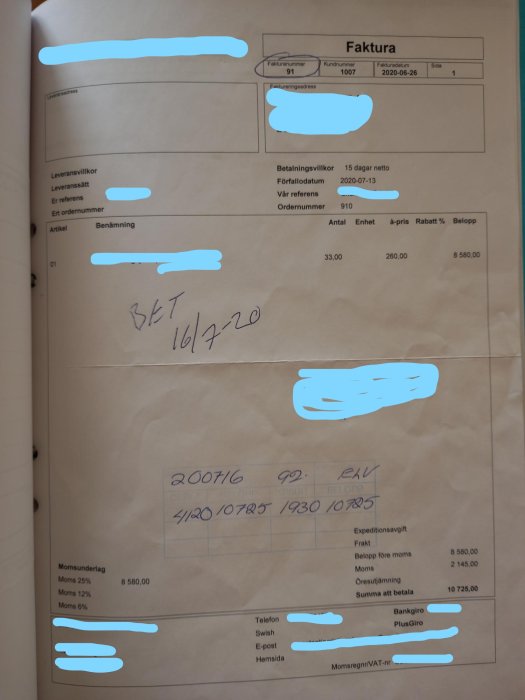 Fotografi av en gammal faktura med suddiga personuppgifter som visar en timkostnad på 260 kr plus moms.