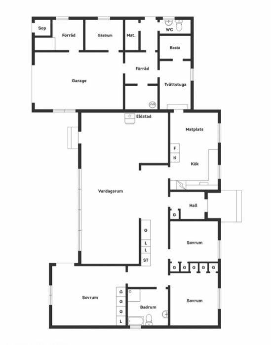 Planritning av ett hus med garage, förråd, gästrum, bastu, tvättstuga, samt bostadsutrymmen som kök och sovrum.