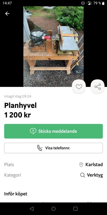 Använd planhyvel till salu på träbänk utomhus.