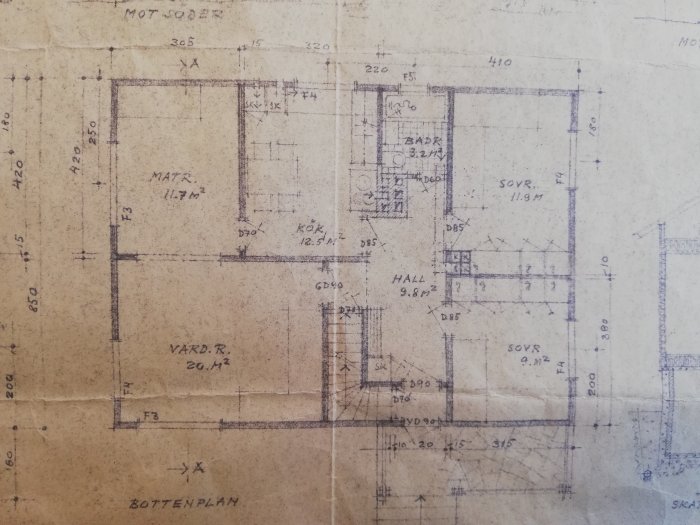 Gammal handritad arkitektplan som visar bottenvåningen av ett hus med markerade rum och mått.