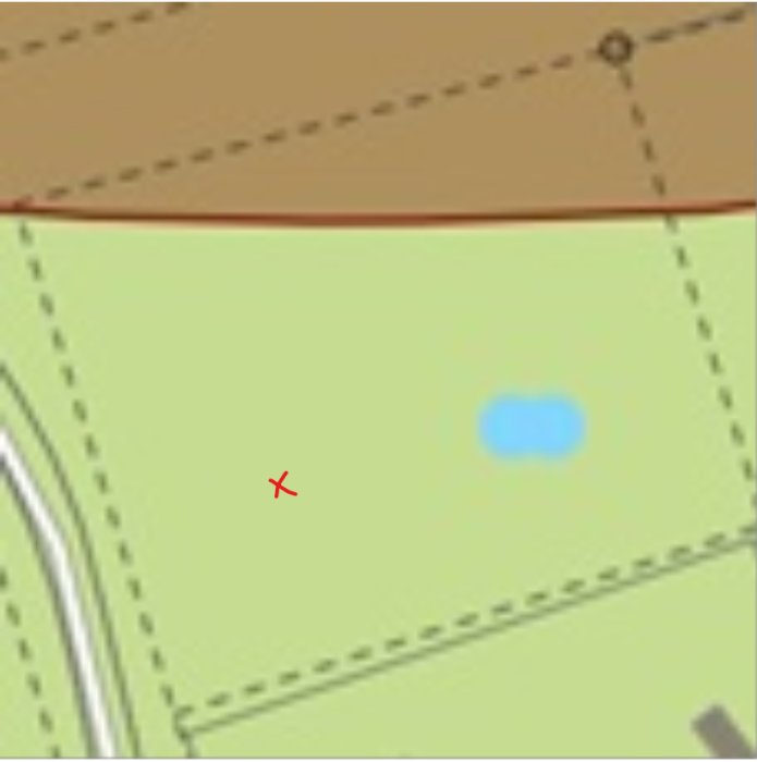 Karta med strandskyddslinjen och ett rött kryss markerar tänkt byggnadsplats.