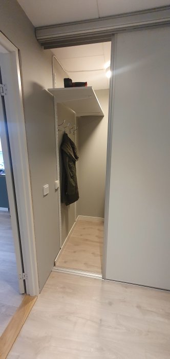 Nyinstallerad dörr till sovrummet med angränsande garderob och inredning, samt spotlights i taket.