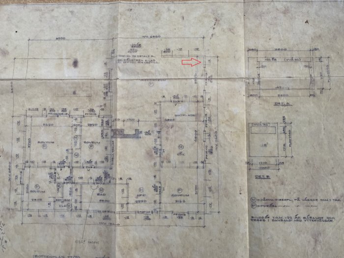 Gammal arkitektritning av en byggnadsplan med mått och en röd pil som pekar på platsen för ett ventilationshål.