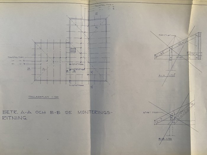 Ritning av en takkonstruktion med markerat ventilationshål med röd pil, skala 1:100 och sektionsdetaljer.