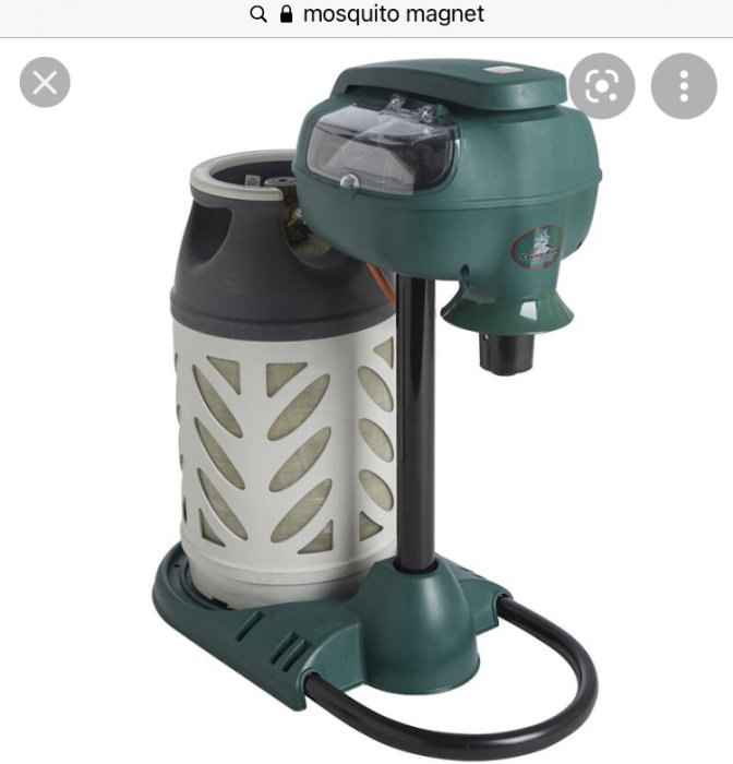 En Mosquito Magnet myggfälla med grönt lock och svart och vit cylinderformad bas.