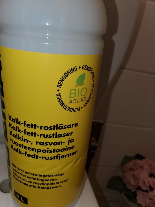 Flaska med kalk-fett-rostlösare märkt 'BIO ACTIVE', använd för att rengöra toalett.