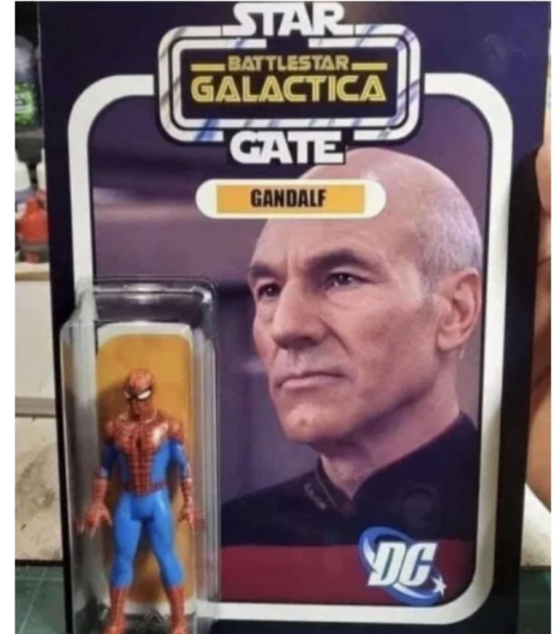 Förvirrande actionfigur-förpackning med texterna "Star Gate" och "Gandalf", Spiderman-figur och Patrick Stewart-bild.