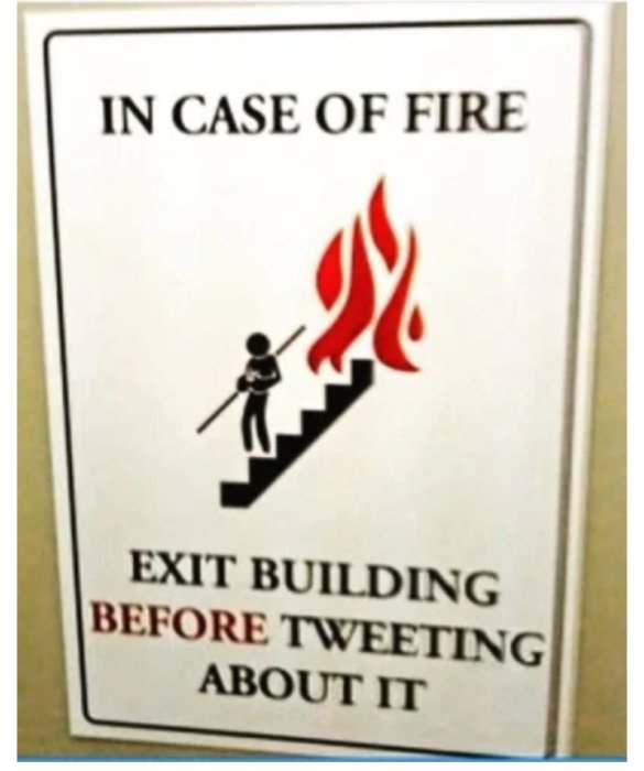 Skylt med texten "IN CASE OF FIRE EXIT BUILDING BEFORE TWEETING ABOUT IT" och en ikon av person som går nedför trappan från en brand.