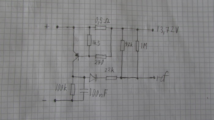 Handritat elektroniskt schema för en modifierad laddare med noterade resistorvärden och spänningar.